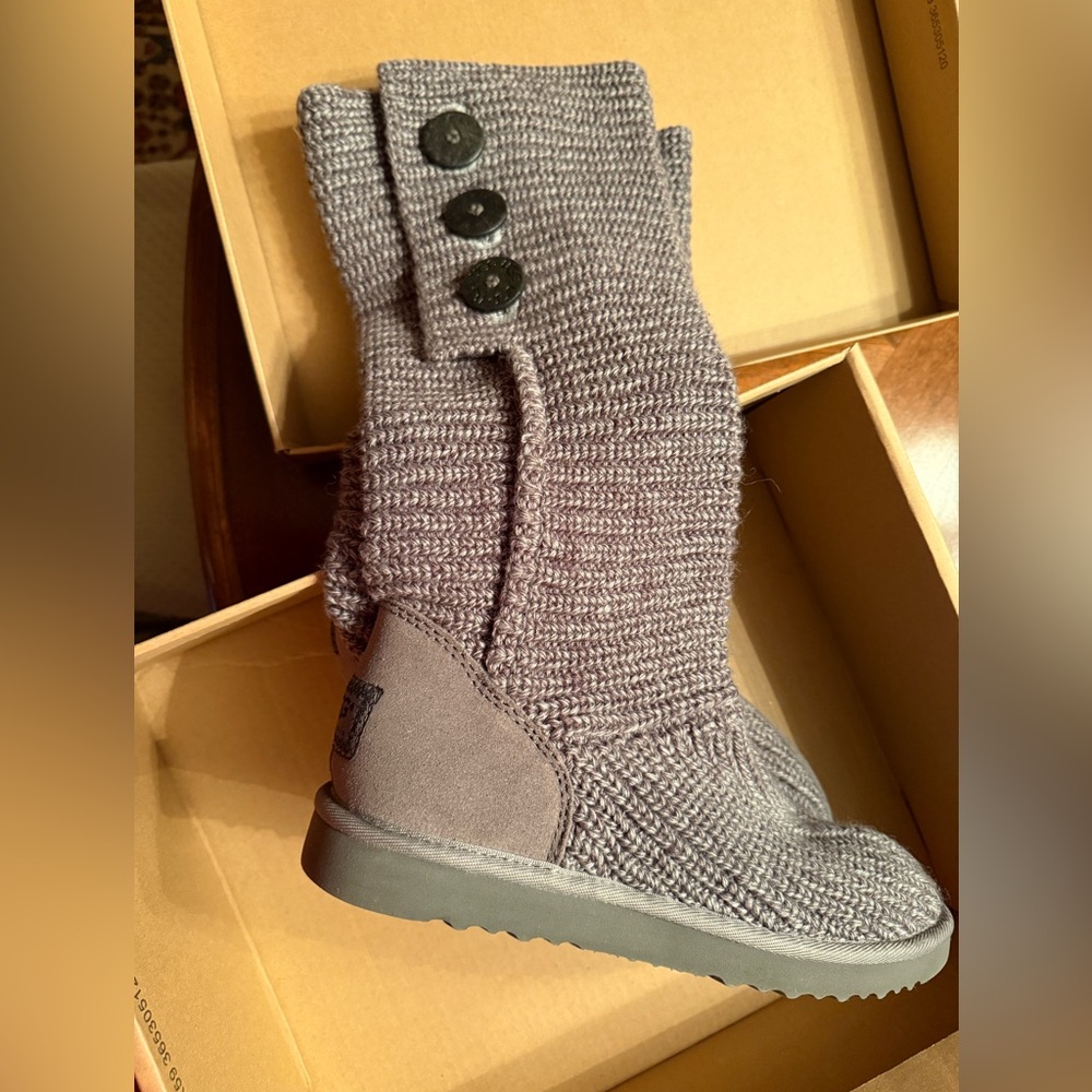UGG Classic Cardy boot size 9. Color Grey